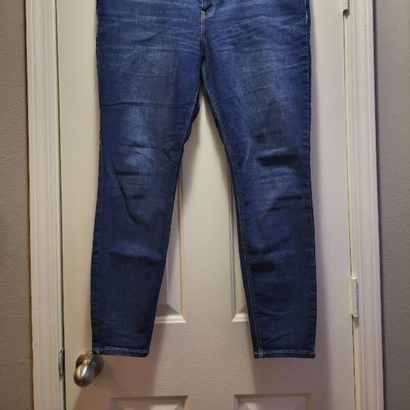 Old Navy, Plus Size Jean, Size 16 - Picture 2 of 8